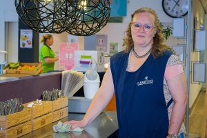 Xandra werkzaam bij Cleanfors maakt schoon in het bedrijfsrestaurant