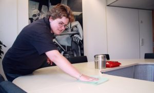 Schoonmaker van Cleanfors maakt schoon