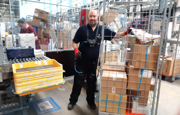 Gedetacheerde medewerkers Amfors druk bezig in pakkettensorteercentrum