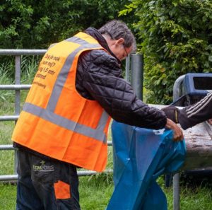 Medewerker Eemfors leegt openbare vuilnisbakken
