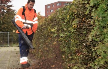 Medewerker Eemfors aan het werk met bladblazer