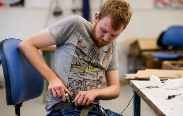 Medewerker Amfors Productiebedrijf gebruikt de Spire om spanning te meten