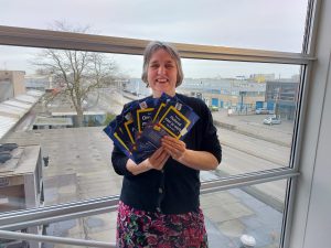 Opleidingscoördinator Jeanne Buwalda deelt flyers over trainingen bij Amfors uit
