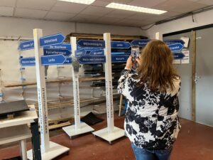 Carolina van de gemeente Leusden maakt filmpje van door Eemfors gemaakte wegwijzers