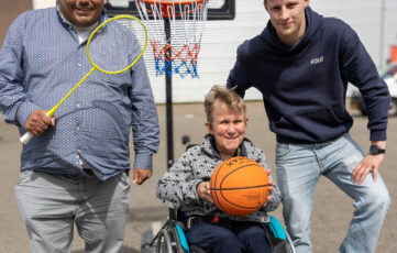 MBO stagiair Jelle verzorgt beweegmomenten voor medewerkers Amfors