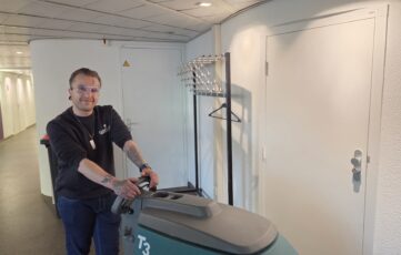 Danny schoonmaakmedewerker Cleanfors aan de slag met indicatie Banenafspraak